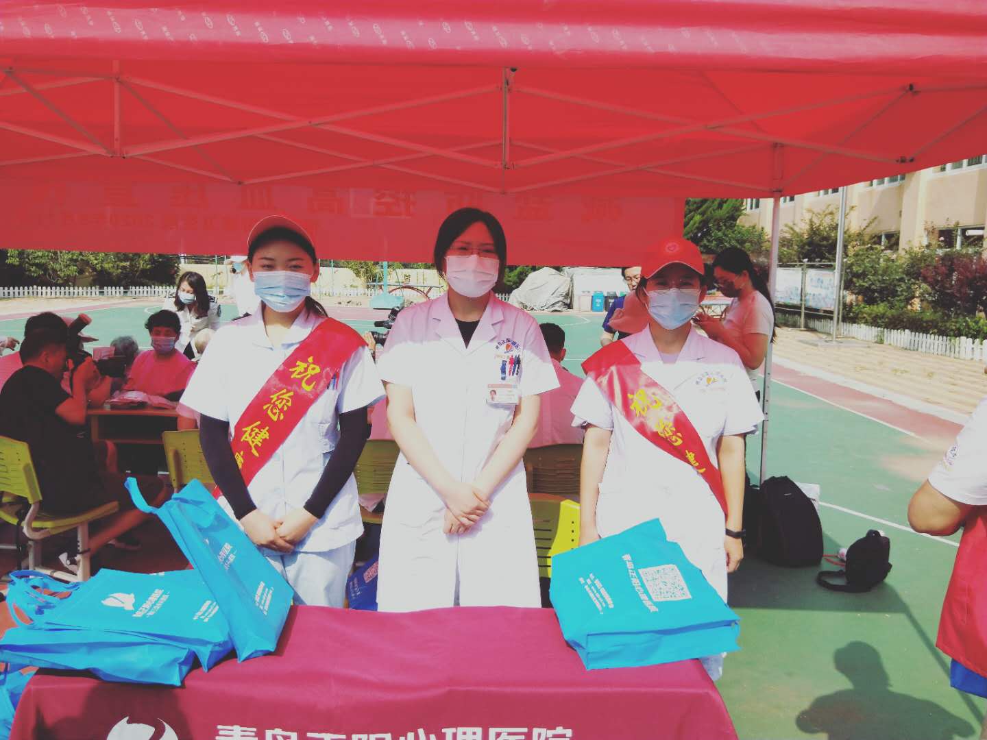 正阳慈善服务队参加“健康知识进农村”活动，为棉花社区居民送去健康服务