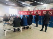 病区工娱治疗开始了，患者们在象棋扑克比赛中唤醒了一天的精气神……